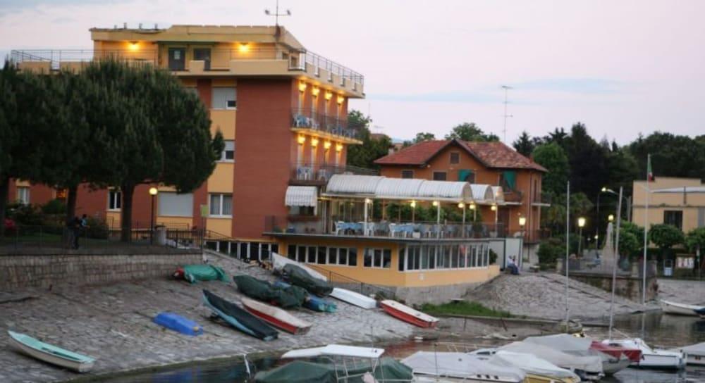 Hotel Capri Lesa Exterior photo